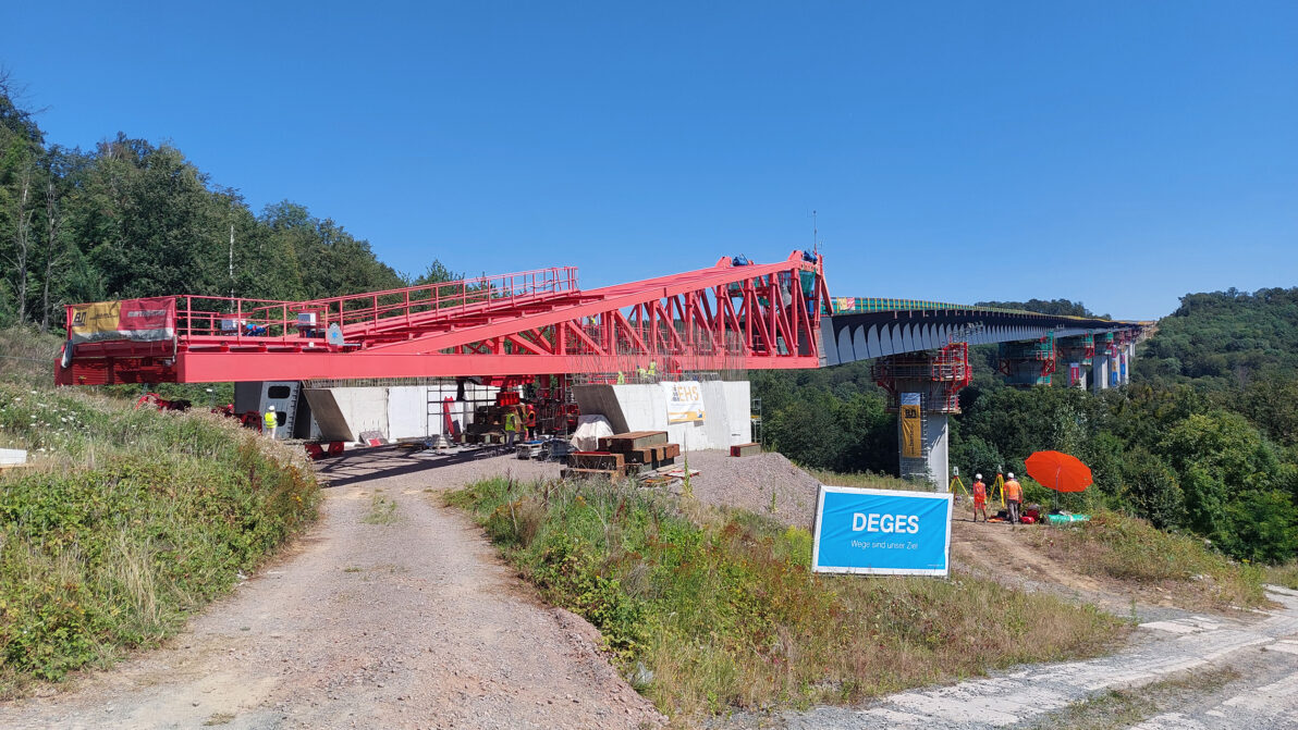 Der Überbau der künftigen Gottleubtalbrücke im Zuge der Ortsumgehung Pirna erreicht das westliche Widerlager am Kohlberg