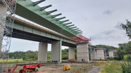 Muldebrücke Grimma: Der Stahlüberbau erreicht den nächsten Pfeiler